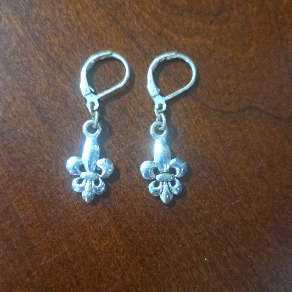 Chic Silver Fleur-de-Lis Earrings. Excellent Condition!